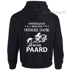 Onderschat nooit een oudere dame op een paard
