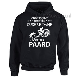 onderschat nooit een oudere dame op een paard PH0103