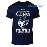 Never underestimate an old man with a volleyball div kleuren tu067