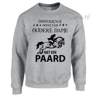 Sweater onderschat nooit een oudere dame op een paard SP103